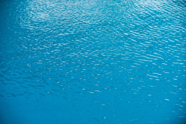 Fondo de agua, olas onduladas. Patrón de piscina azul nadando. Superficie marina. Agua en piscina con reflejo solar. Banner con espacio de copia. — Foto de Stock