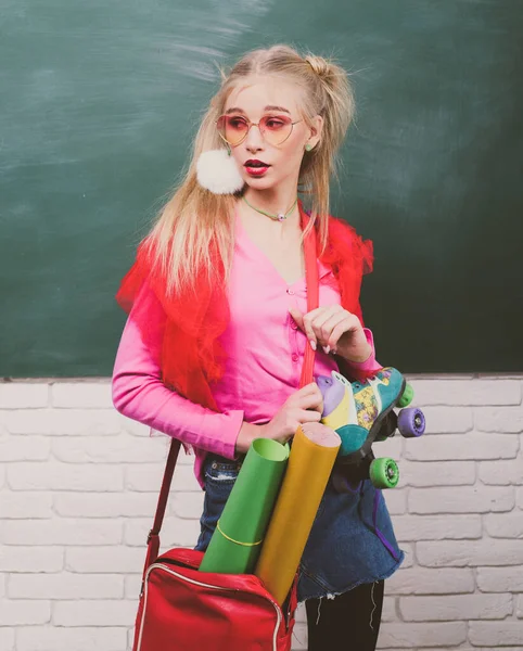 Porträt einer jugendlichen Studentin, charmanter Teenager und Schülerin mit lustigen Brillen und Rucksack. — Stockfoto