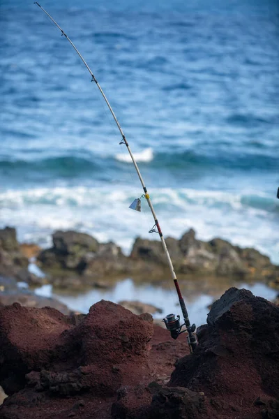Caña de pescar y carrete en el mar, vacaciones en el océano azul y el cielo de verano. — Foto de Stock
