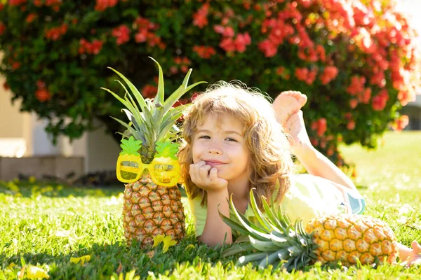 Little boy with pineapple. Kid with summer fruit. — Stock Photo, Image