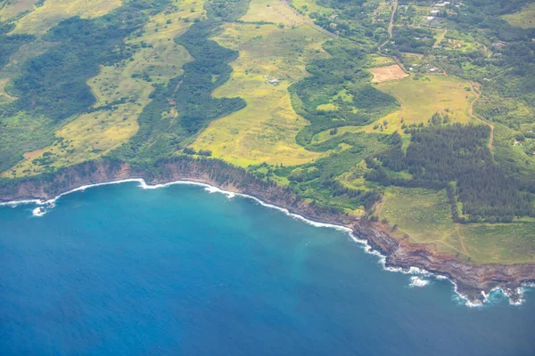 Вид с воздуха на океан на западном побережье Мауи, Гавайи. — стоковое фото
