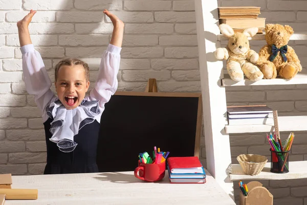 Una studentessa eccitata in classe a scuola. Concetto di educazione e studio per bambini stupiti. — Foto Stock