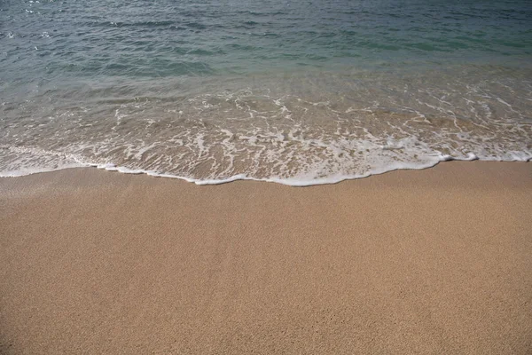 Spokojne tło plaży morskiej. Letnia tropikalna plaża z piaskiem. Woda oceaniczna. Krajobraz naturalny. — Zdjęcie stockowe