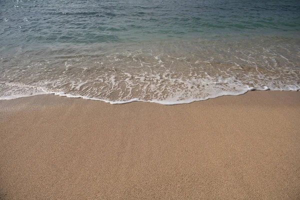 平静的海滩背景。夏季热带沙滩与沙子。海水。天然海景. — 图库照片