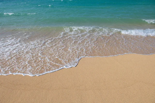 Praia tropical com areia do mar em férias de verão. — Fotografia de Stock