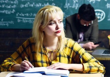 Öğrenci olmaya çalışmak en büyük potansiyele sahip olandır. Lise öğrencileri sınıf eğitimi kavramlarında birlikte okuyor ve okuyorlar. Öğrenciler onun eğitimine öncelik veriyor..