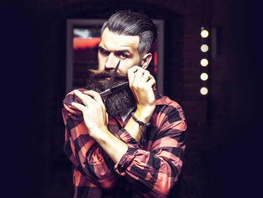 Makasla sakallı adam