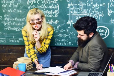 Öğretmen dizüstü bilgisayarla işaretli gönderileri e-postaya geri bildiriyor. Uluslararası öğrenci yıllık sınavlar için bireysel çevrimiçi test ve yazı kompozisyonu hazırlıyor.