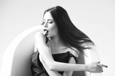 Uzun saçlı bir kadın, banyoda siyah ruj.