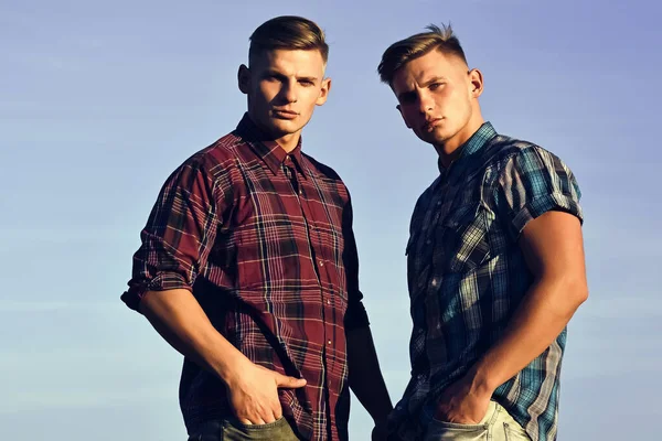 Hombres gemelos al atardecer o al amanecer, amistad. — Foto de Stock