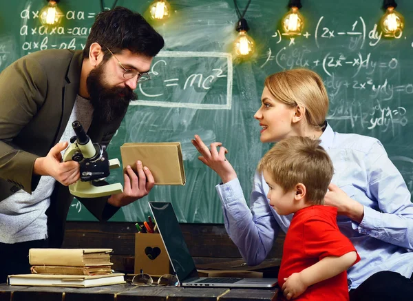 Profesora tutora madura dando lecciones privadas al niño preescolar, Dibujo del profesor en el aula de la escuela, Educación conceptual - de vuelta a la escuela sobre fondo verde, — Foto de Stock