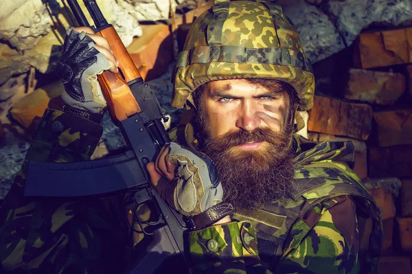 Voják s rozzlobenou tváří — Stock fotografie
