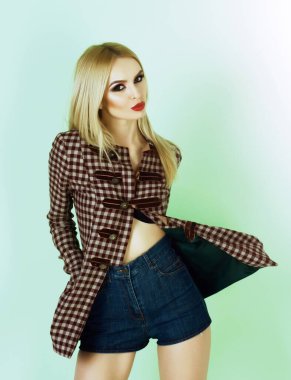 Şortu ve ceketi olan güzel bir kız.