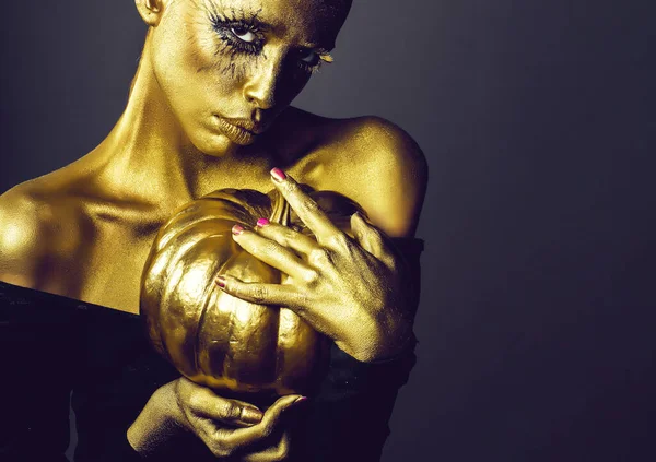 Cadılar bayramı balkabaklı altın kadın — Stok fotoğraf