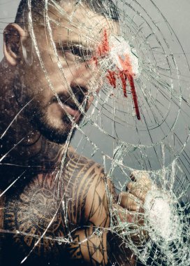 Kavgalı adamlar. Yumruk kavgası. Karışık Dövüş Sanatları. Dövmeli güçlü bir adam. Kendine güvenen ve yakışıklı bir vahşi. Kaslı vücudu ve çıplak gövdesi olan seksi bir adam..