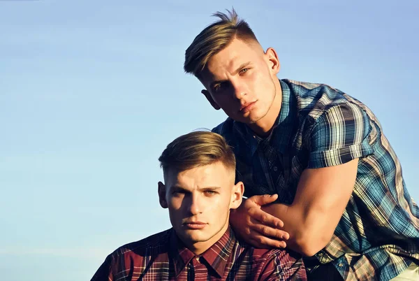 Jóvenes gemelos guapos posando con cara seria — Foto de Stock