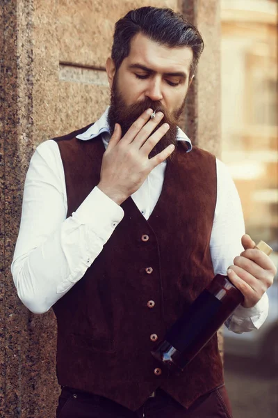 Fumante com garrafa de vinho fumando cigarro — Fotografia de Stock