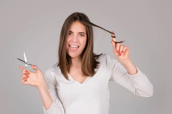 Kvinna med sax som har klippt sig. Rolig tjej med rakt hår med professionell sax. Koncept för hårvård. — Stockfoto