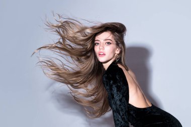 Kadın yüzü. Şehvetli genç kadın modelinin portresi..