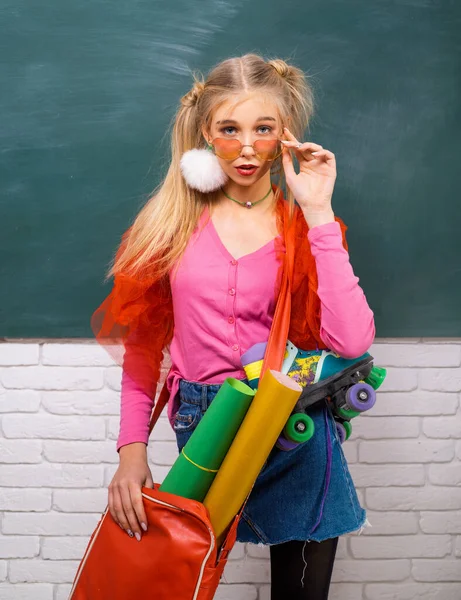 Porträt der attraktiven netten jungen Studentin. Mode junge Schule Teenager-Mädchen. — Stockfoto