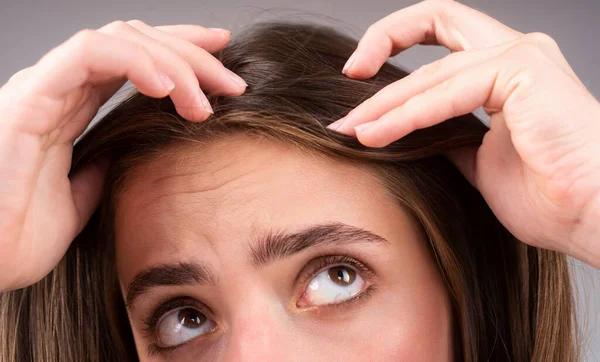 Woman with hair problem. Woman is looking shocked to her lost hair. Head bald and hair treatment concept. — Stock Photo, Image