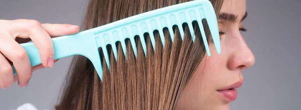 把梳头的女人关起来头发护理。漂亮的黑发女人用发梳梳头.用梳子梳理健康的头发. — 图库照片