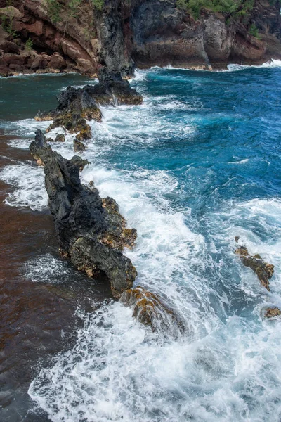 Costa do mar com penhascos rochosos. Água azul e grandes pedras no litoral. Pedras na costa, fundo de verão. — Fotografia de Stock