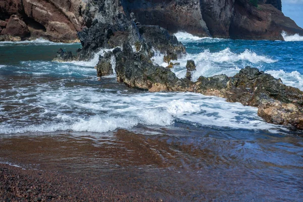 Costa do mar com pedras, paisagem oceânica. Ondas de mar sobre rochas na praia de pedra selvagem. Mar tropical relaxar. — Fotografia de Stock