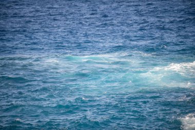 Soyut deniz doğası geçmişi. Güneş ışığında fotokopi uzayıyla birlikte su dalgaları. Tropik plaj. Sulama yeri. Su yüzeyi..