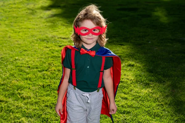 メガネに赤いマントの子供スーパーヒーロー。成功、動機付けの概念。少年スーパーヒーロー. — ストック写真