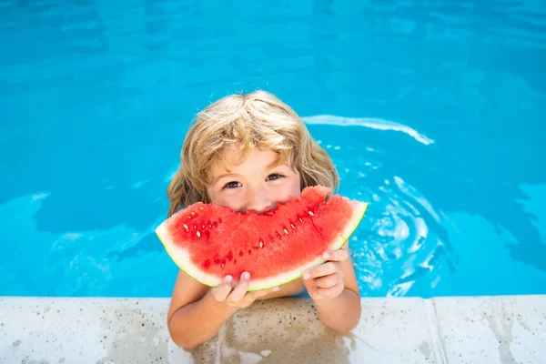 Divertido niño con sandía. Chico divirtiéndose en la piscina. Vacaciones de verano y alimentación saludable. — Foto de Stock