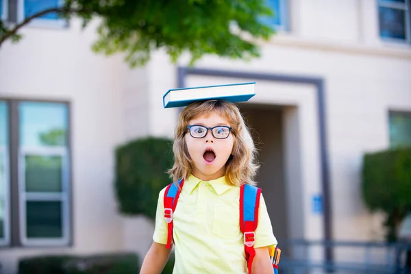 Возвращайся в школу. Симпатичная девочка с рюкзаком ходит в школу с удовольствием. — стоковое фото