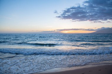 Tropik günbatımı sahnesi. Yaz sahilinden gökyüzü manzaralı deniz manzarası. Kıyı manzarası.