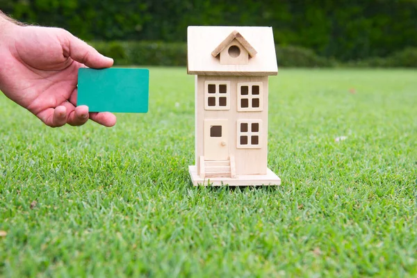 Seguro de concepto de bienes raíces. Pago de bienes raíces, casa y propiedad con tarjeta de crédito. — Foto de Stock