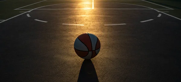 Kosárlabda banner háttér. Kosárlabda, mint sport és fitness szimbólum egy csapat szabadidős tevékenység játszik. — Stock Fotó