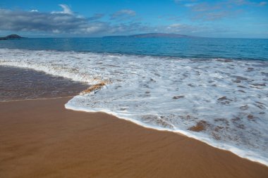 Yaz tatilinde deniz kumu olan tropik bir sahil..