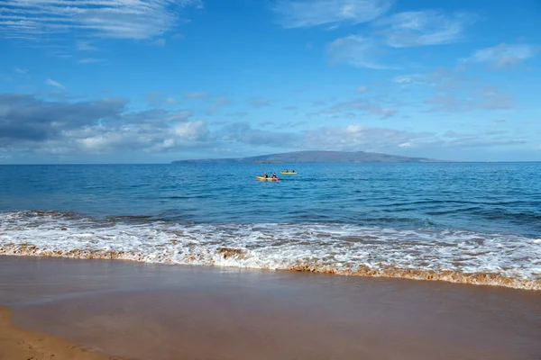 Idylliska scenen stranden i Thailand. Tropiskt blått hav och en sand strand bakgrund. Begreppet sommar avkoppling. Surfstänk tidvatten. — Stockfoto