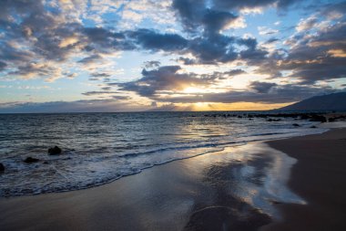 Plaj ve tropikal deniz. Renkli okyanus plajı. Berrak turkuaz su manzarası, Maldivler veya Hawaii.