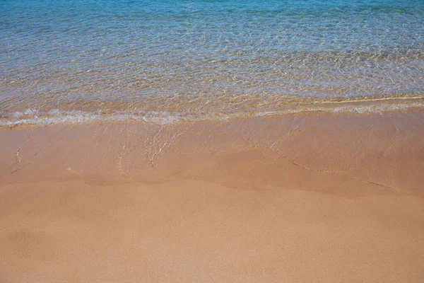 Calma fondo acqua di mare. Tranquillo paesaggio acquatico con superficie calma. — Foto Stock