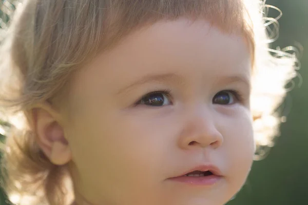 Porträtt av en liten blond pojke, närbild. Söta ungar beskurna ansikte. Positiv känslomässig baby barn. — Stockfoto