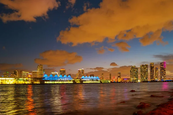 Miami o zachodzie słońca. Miami Florida, kolorowa panorama Macarthur Causeway. — Zdjęcie stockowe