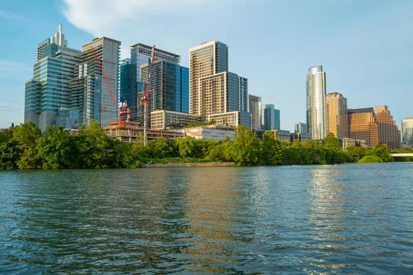 Austin, Texas, Estados Unidos skyline céntrico sobre el río Colorado. — Foto de Stock