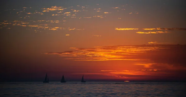 Naplemente a tengerben, gyönyörű felhőkkel. Napkelte, óceáni tengerpart. — Stock Fotó