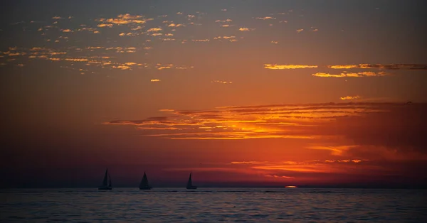 Puesta de sol en el mar con hermosas nubes. Salida del sol océano paisaje marino. — Foto de Stock