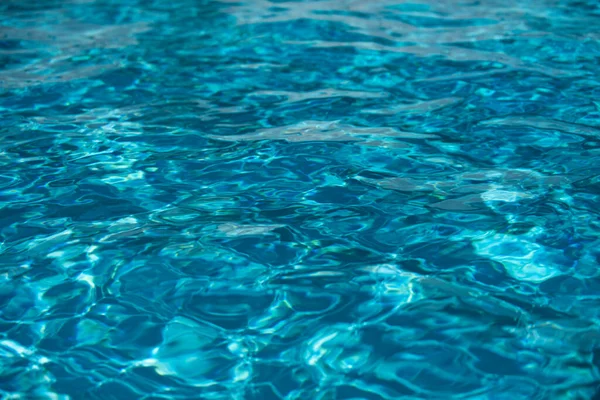 Abstrakte Wellenbewegung und klare türkisfarbene Wasseroberfläche im Schwimmbad, blaue Wasserwelle für Hintergrund und abstraktes Design. — Stockfoto