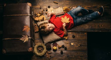 Sevimli küçük çocuk sonbahar için hazırlanıyor. Çocuklar için tüm sonbahar kıyafetlerinde en büyük indirim. Sonbaharda oynayan bir çocuk. Çocuklar için tüm sonbahar kıyafetleri için en büyük indirim..