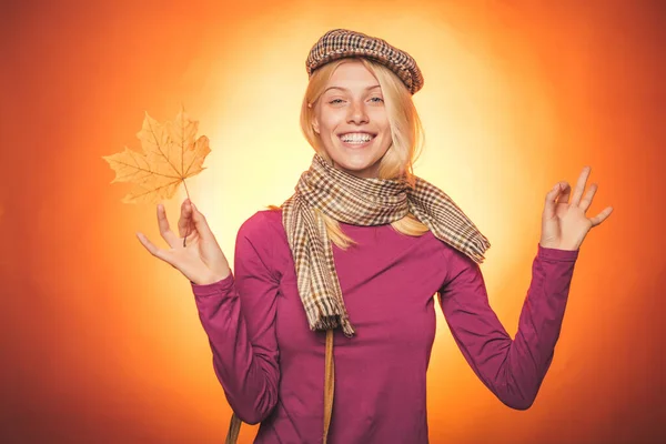 Őszi lány készül az őszi vásárra. Boldog fiatal nő készül az őszi napsütésre. Őszi nő arany levéllel a kezében. Felhőesős esernyő. Esőkoncepció. Divatlányok. — Stock Fotó
