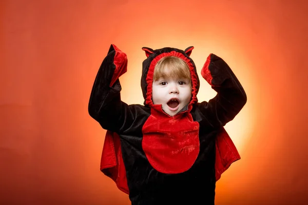 Feliz Halloween con calabazas sobre fondo rojo. Concepto de Halloween. Fiesta de Halloween y calabaza divertida. Las mejores ideas para Halloween. Jack-o-linternas. Sombrero de bruja. — Foto de Stock