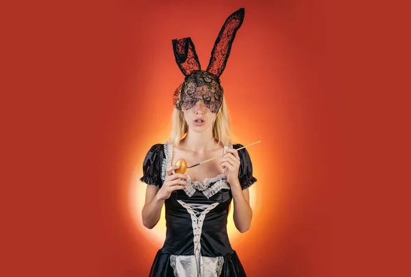 Mulher sexy com orelhas de coelho segurando ovos de Páscoa coloridos olhando para o espaço de cópia da câmera. Cara de expressão. Coelhinho da Páscoa. Linda loira sensual. — Fotografia de Stock
