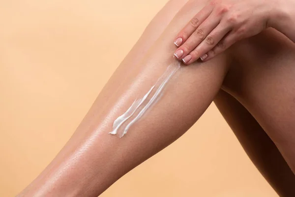 Vochtinbrengende crème op de benen aanbrengen. Cellulitis of cellulitis behandeling. Cosmetische crème op vrouwelijk been met een schone zachte huid. — Stockfoto